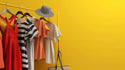 Συλλογή μαξιμόδας για την άνοιξη και το καλοκαίρι, που δείχνει ποικιλία από πολύχρωμα και στυλάτα ρούχα σε μεγάλα μεγέθη