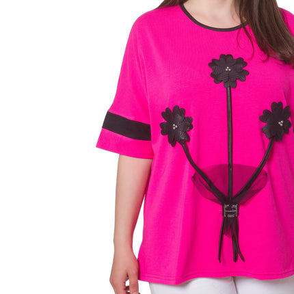 Λεπτομέρεια ροζ μπλούζας με λουλουδάτα μοτίβα για μεγάλα μεγέθη.